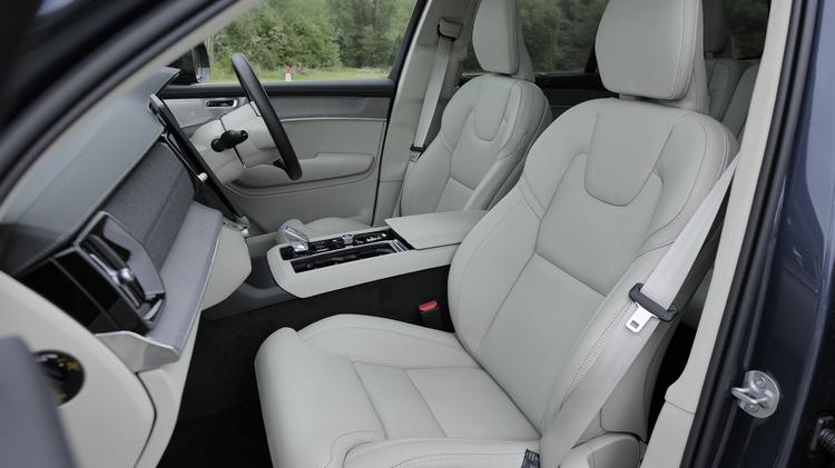 VOLVO XC90 ESTATE 2.0 B5P Plus Pro Dark 5dr AWD Geartronic [Revised]